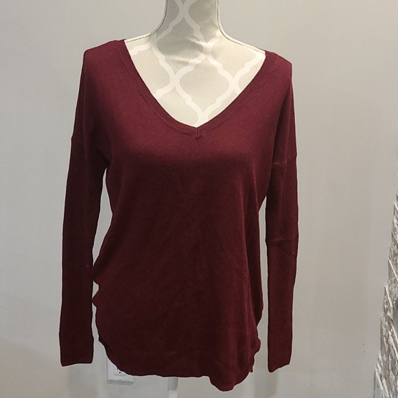 American Eagle Outfitters Sweaters - American eagle Burgundy vneck sweater